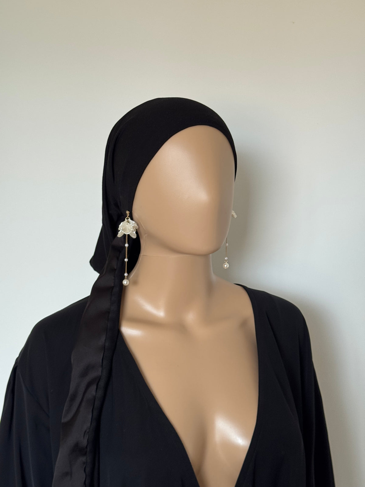 Bonnet noir en jersey avec intérieur en satin