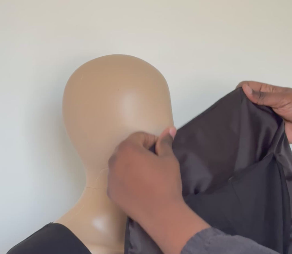 Bonnet noir en jersey avec intérieur en satin